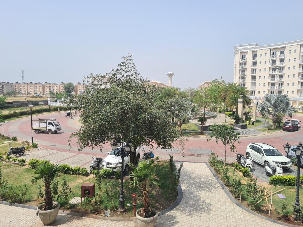 فندق Vrindāvanفي  Lord Krishna Palace المظهر الخارجي الصورة